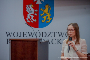 zgromadzona młodzież na auli podczas wykładów