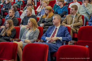 zgromadzona młodzież na auli podczas wykładów