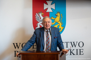 zgromadzona młodzież na auli podczas wykładów