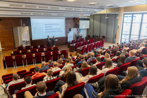 zgromadzona młodzież na auli podczas wykładów