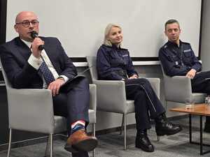 Policjanci oraz uczestnicy konferencji