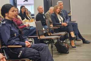 Policjanci oraz uczestnicy konferencji