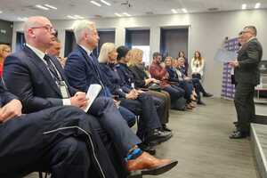 Policjanci oraz uczestnicy konferencji