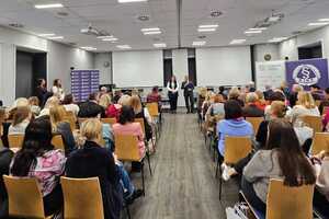 Policjanci oraz uczestnicy konferencji