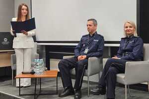 Policjanci oraz uczestnicy konferencji