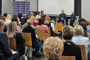 Policjanci oraz uczestnicy konferencji