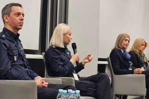 Policjanci oraz uczestnicy konferencji