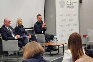 Policjanci oraz uczestnicy konferencji
