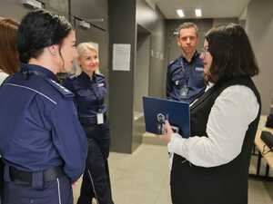 Policjanci oraz uczestnicy konferencji