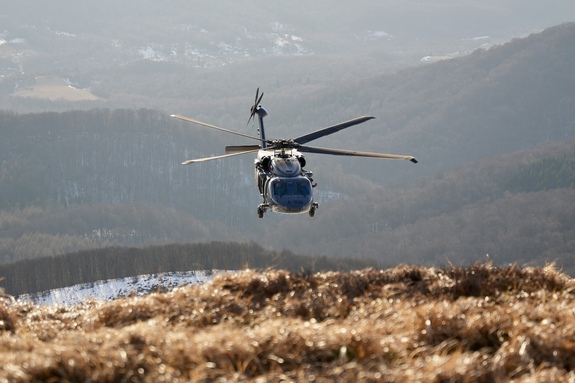 Kontrterroryści podczas ćwiczeń.