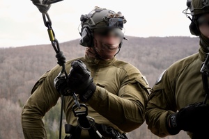 Kontrterroryści podczas ćwiczeń.