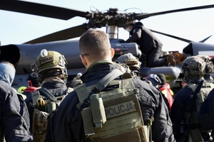 Kontrterroryści podczas ćwiczeń.