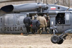 Kontrterroryści podczas ćwiczeń.