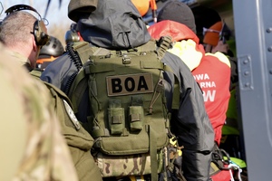 Kontrterroryści podczas ćwiczeń.