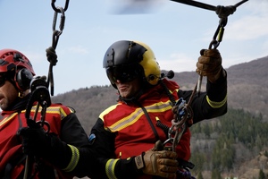 Kontrterroryści podczas ćwiczeń.