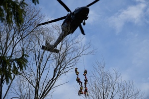 Kontrterroryści podczas ćwiczeń.