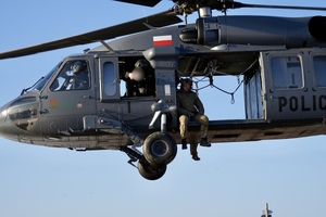 Kontrterroryści podczas ćwiczeń.