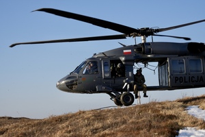 Kontrterroryści podczas ćwiczeń.