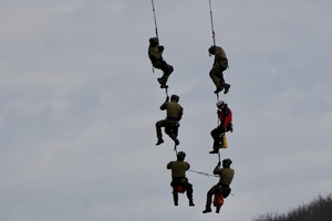 Kontrterroryści podczas ćwiczeń.