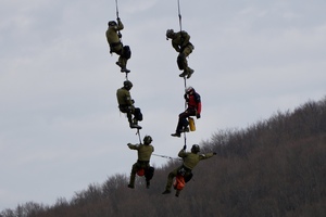 Kontrterroryści podczas ćwiczeń.