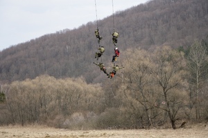 Kontrterroryści podczas ćwiczeń.