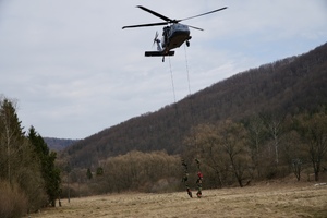 Kontrterroryści podczas ćwiczeń.