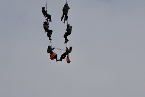 Kontrterroryści podczas ćwiczeń.