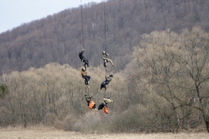 Kontrterroryści podczas ćwiczeń.
