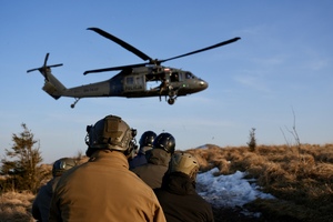 Kontrterroryści podczas ćwiczeń.