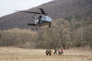 Kontrterroryści podczas ćwiczeń.