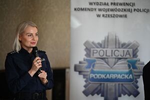Policjantki i inni uczestnicy podczas spotkania