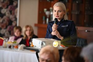 Policjantki i inni uczestnicy podczas spotkania