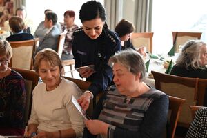 Policjantki i inni uczestnicy podczas spotkania
