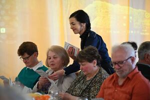 Policjantki i inni uczestnicy podczas spotkania