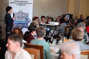 Policjantki i inni uczestnicy podczas spotkania