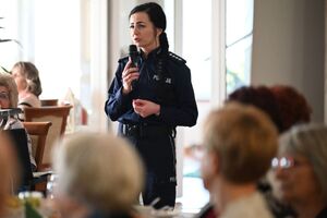 Policjantki i inni uczestnicy podczas spotkania