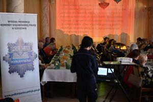 Policjantki i inni uczestnicy podczas spotkania