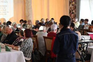 Policjantki i inni uczestnicy podczas spotkania