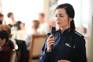 Policjantki i inni uczestnicy podczas spotkania