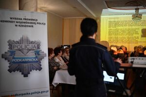 Policjantki i inni uczestnicy podczas spotkania