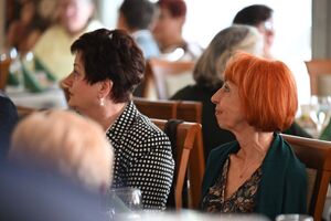 Policjantki i inni uczestnicy podczas spotkania