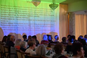 Policjantki i inni uczestnicy podczas spotkania