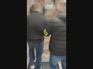 Policjanci prowadzą zatrzymanego