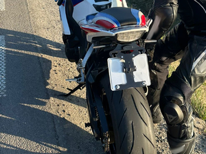 Motocykl z nieprawidłowo zamontowaną tablicą rejestracyjną