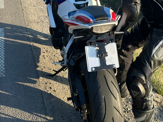 Motocykl z nieprawidłowo zamontowaną tablicą rejestracyjną