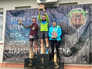 Policjanci z reprezentacji lekkoatletycznej garnizonu podkarpackiego na podium biegu „Duch Pogórza”