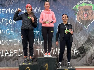 Policjanci z reprezentacji lekkoatletycznej garnizonu podkarpackiego na podium biegu „Duch Pogórza”