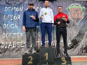 Policjanci z reprezentacji lekkoatletycznej garnizonu podkarpackiego na podium biegu „Duch Pogórza”
