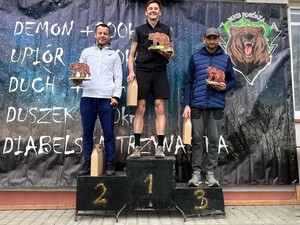 Policjanci z reprezentacji lekkoatletycznej garnizonu podkarpackiego na podium biegu „Duch Pogórza”