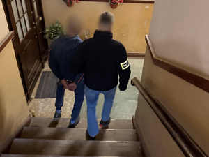 Policjanci zatrzymują poszukiwanego